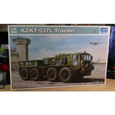 Trumpeter 01005 KZKT-537L Tractor